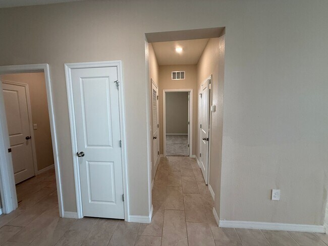 Building Photo - 3 Bedroom 2.5 Bath Single Family Home Prom...