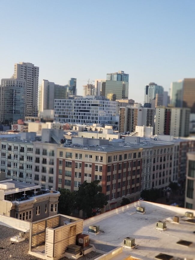 Building Photo - Downtown  1-Bed plus Loft 1bath 1 parking - Steps to Petco Park