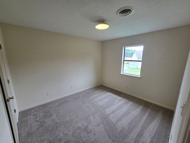 Building Photo - 2 BR DUPLEX in Colonial Heights
