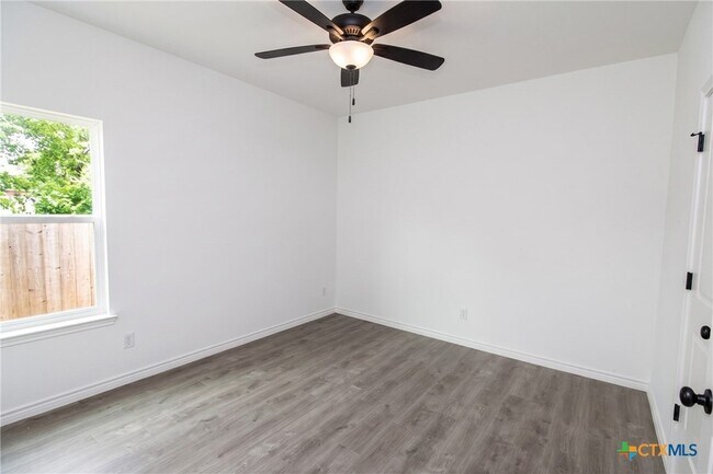 Building Photo - 921 Ashwood Dr