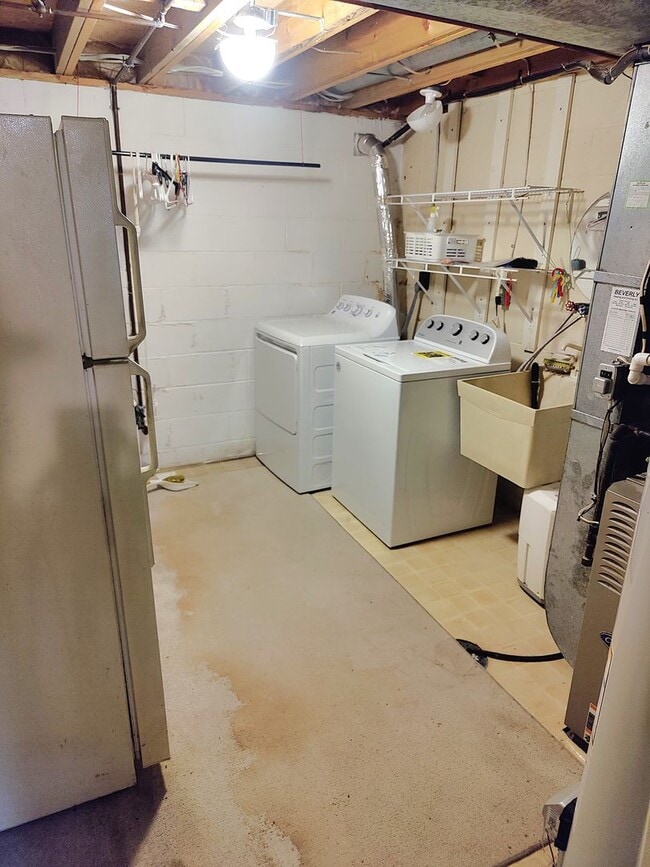 Building Photo - *Spacious & Conveniently Located 3BD/2.5BA Townhouse Available in Bethel Park*