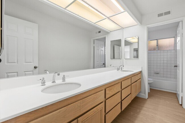 Building Photo - Spacious Vista Home