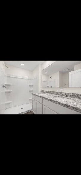 Building Photo - 2745 Flushing Dr