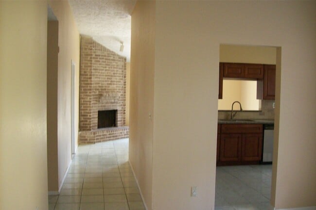 Building Photo - 10526 Crescent Moon Dr