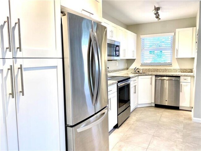 Building Photo - 2121 N Ocean Blvd