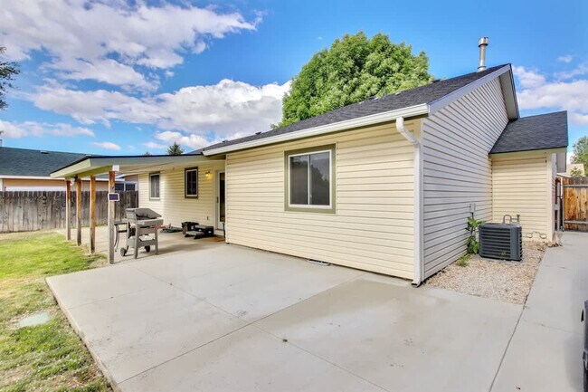 Building Photo - 925 N Stonehenge Way