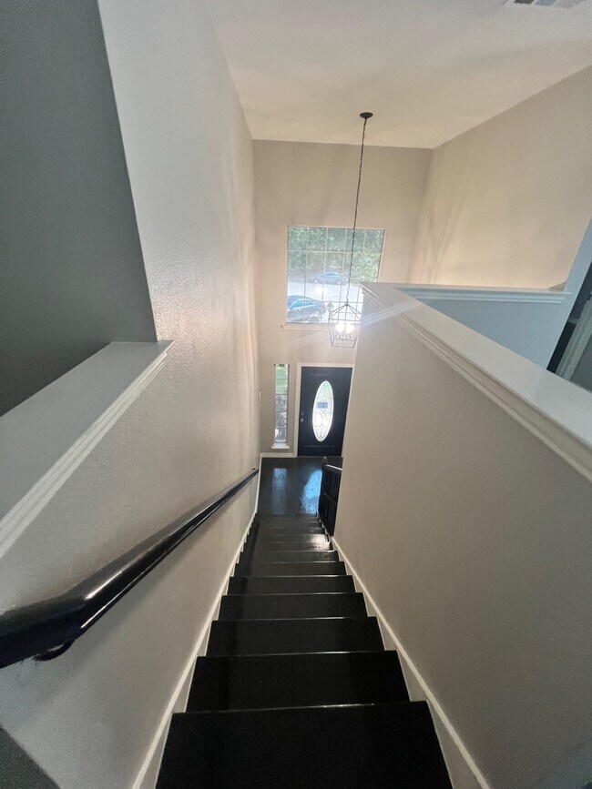 Building Photo - 2213 Ridgewood Dr