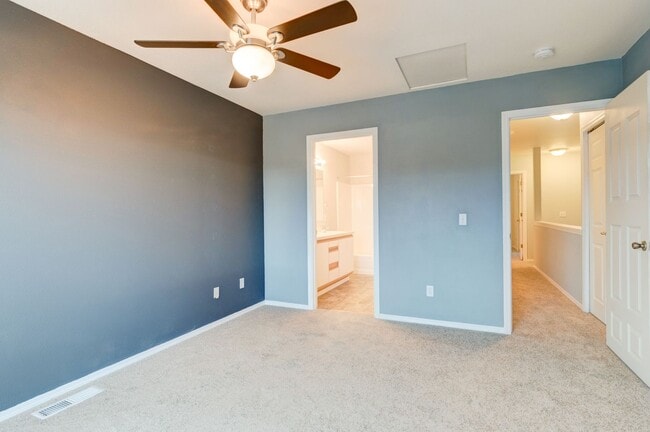 Building Photo - 3 Bedroom, 2.5 Bath Condo in Madrona Heights - Water/Sewer/Garbage included!