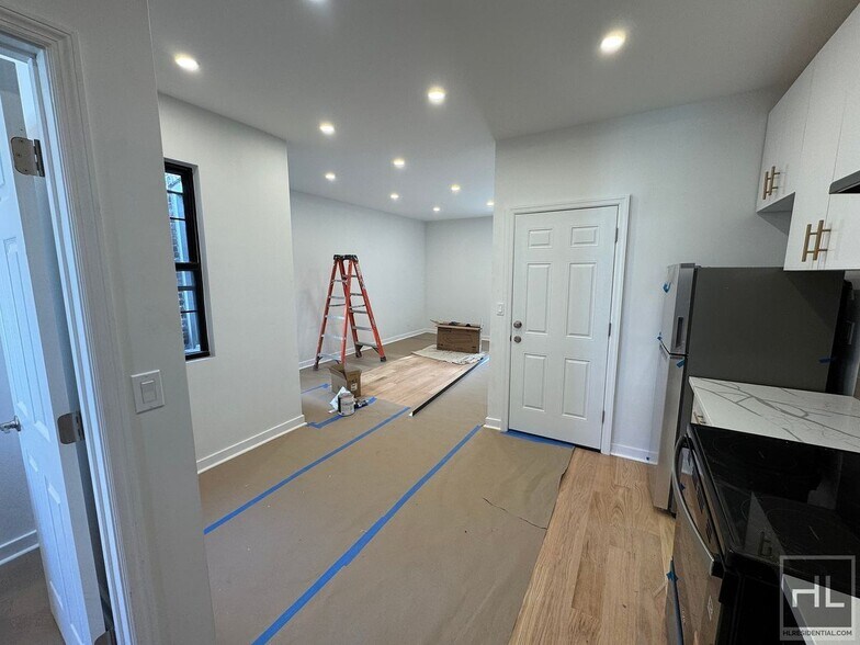 Building Photo - 31 AVENUE