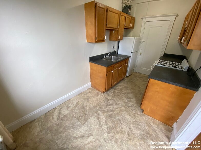 Building Photo - 235 Park Dr