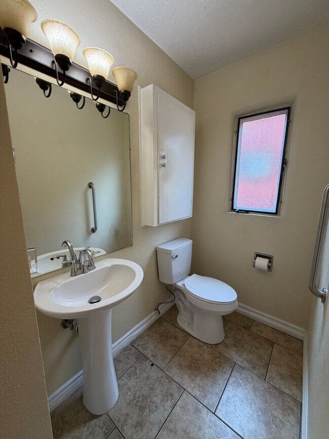 Building Photo - Spacious 4 Bedroom 2 Bathroom Home In The NE Heights!