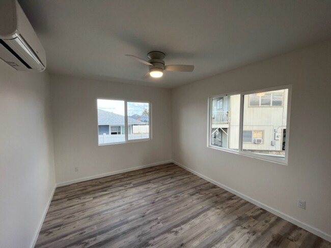 Building Photo - 3 bedrooms/ 2 baths on the ground level Du...