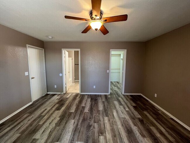Building Photo - READY TO VIEW NOW! Spacious 3 Bed 2 Bath H...