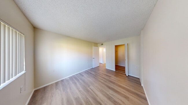 Building Photo - 2BD/1BA Condo  **First Floor & Water Included**