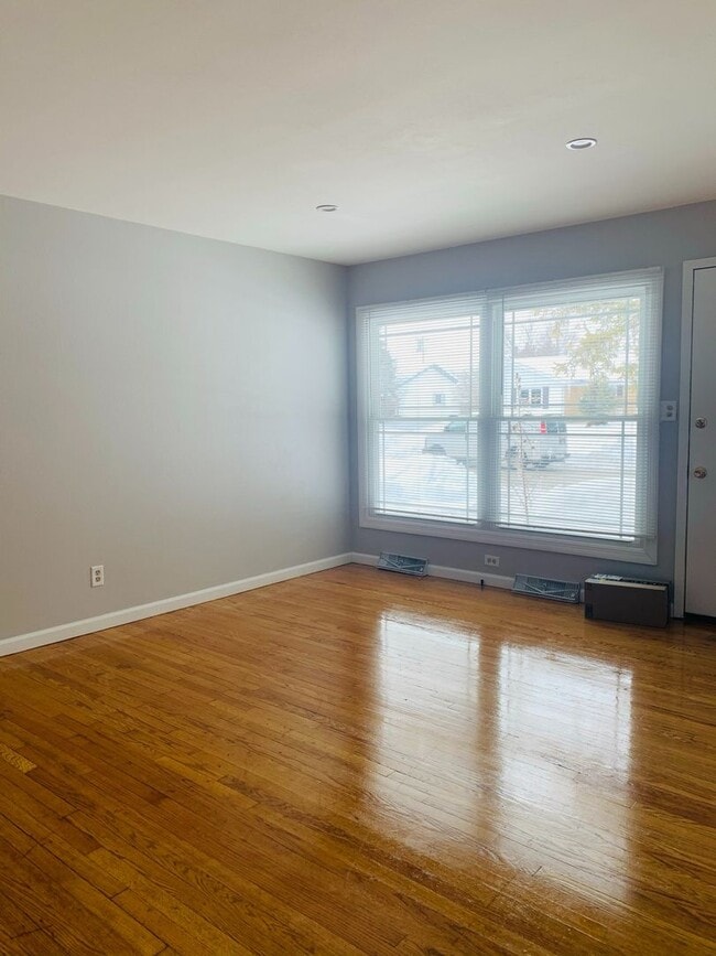 Building Photo - Gorgeous 3 Bedroom Single Family Home!