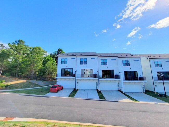 Building Photo - 645 District Ct