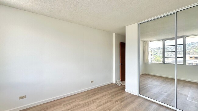 Building Photo - SPACIOUS 2 BED/2 BATH/1 PRKG, Washer/Dryer...