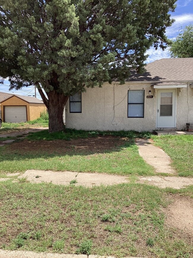 Primary Photo - 221 S Avenue J