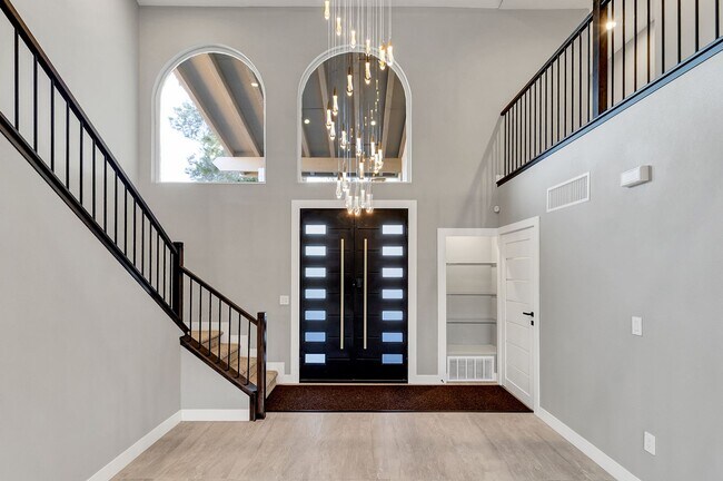 Building Photo - Stunning Remodeled 4-Bedroom Home in Exclu...