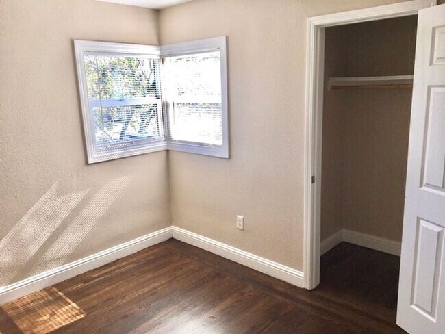 Building Photo - 2 Bed, 1 Bath Duplex Unit with Garage in P...