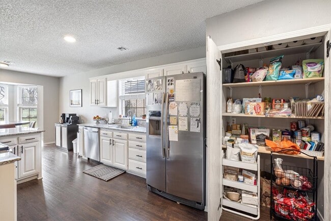 Building Photo - 9 Jordan Ln