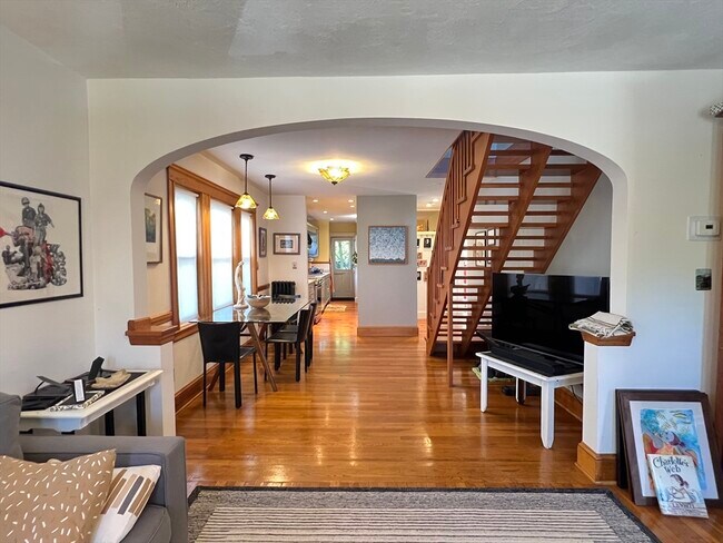 Building Photo - 110 Vassal Ln