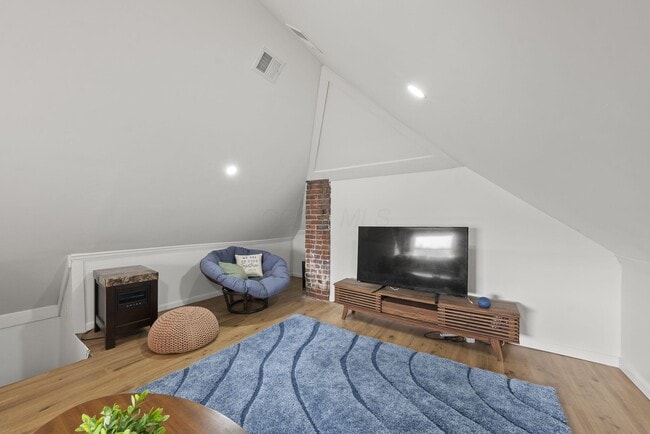 Building Photo - 664 Siebert St