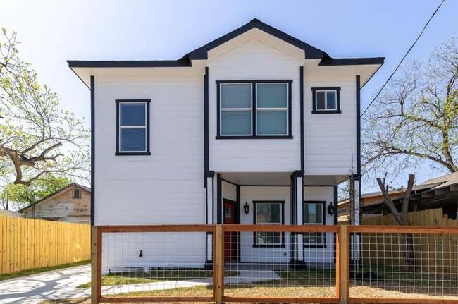 Building Photo - 310 Gabriel-