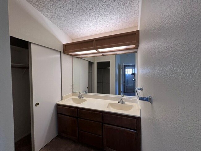 Building Photo - Nice pocket home with two fireplaces. Gardening service is included.