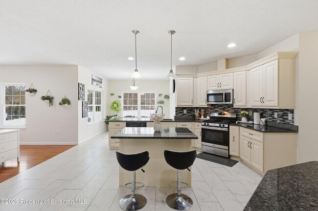 Building Photo - 124 Falcon Ln