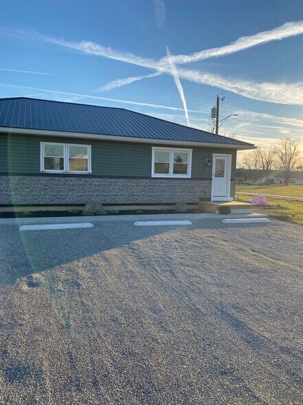 Building Photo - 105 Wapak St