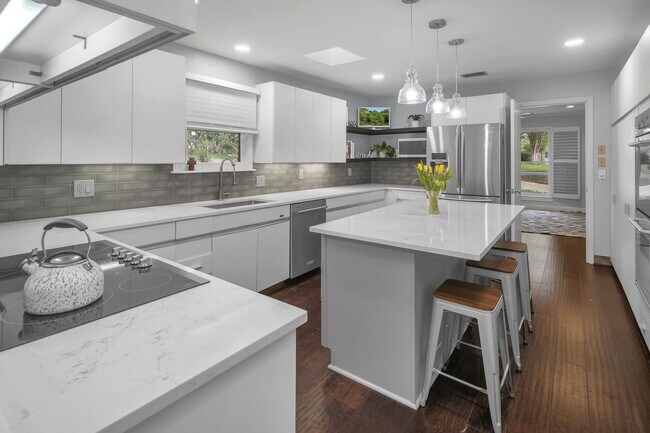 Building Photo - CHARMING 5 BDRM HOME IN CASTLE HILLS!!