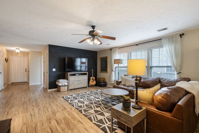 Building Photo - Single Family Home For Lease