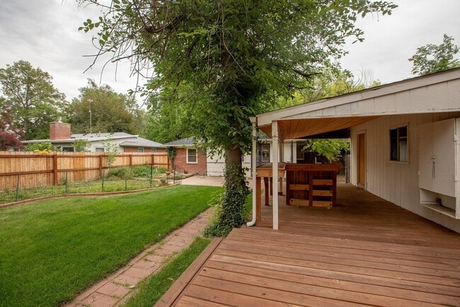 Building Photo - Charming 3 bedroom/2 bathroom Single Family Home!