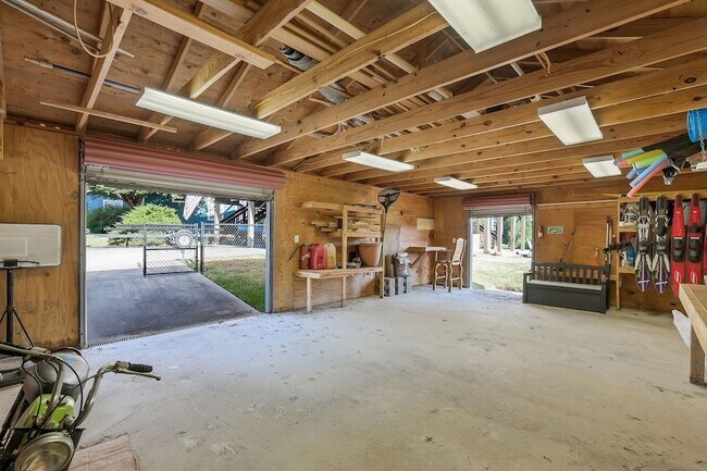 Building Photo - 140 Elm Dr