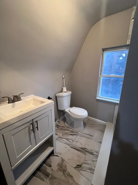 Building Photo - 29 Hilton St