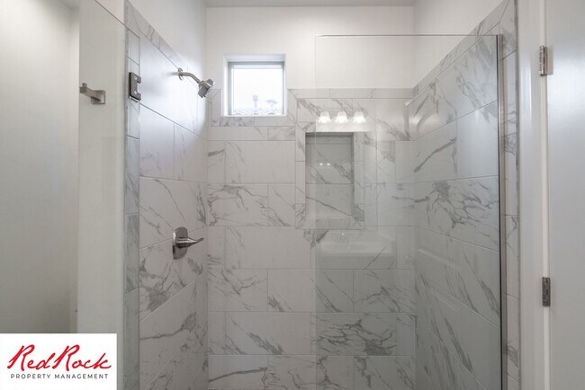 Building Photo - LIMITED TIME OFFER: 3 Bedroom, 2 Bath.  Fr...