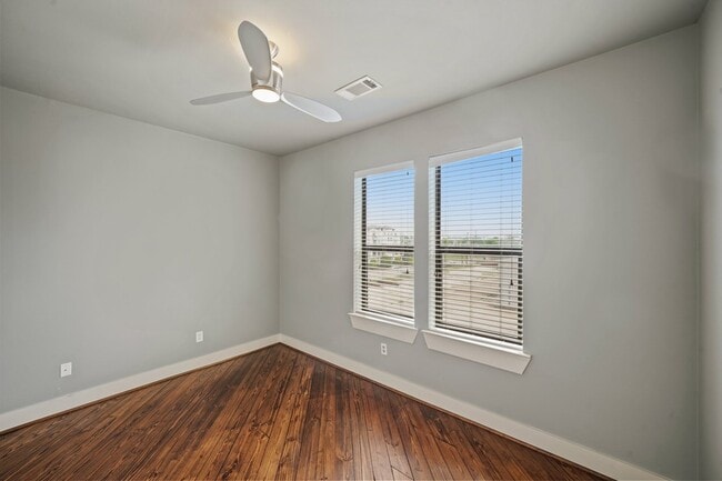 Building Photo - 1813 Dart St