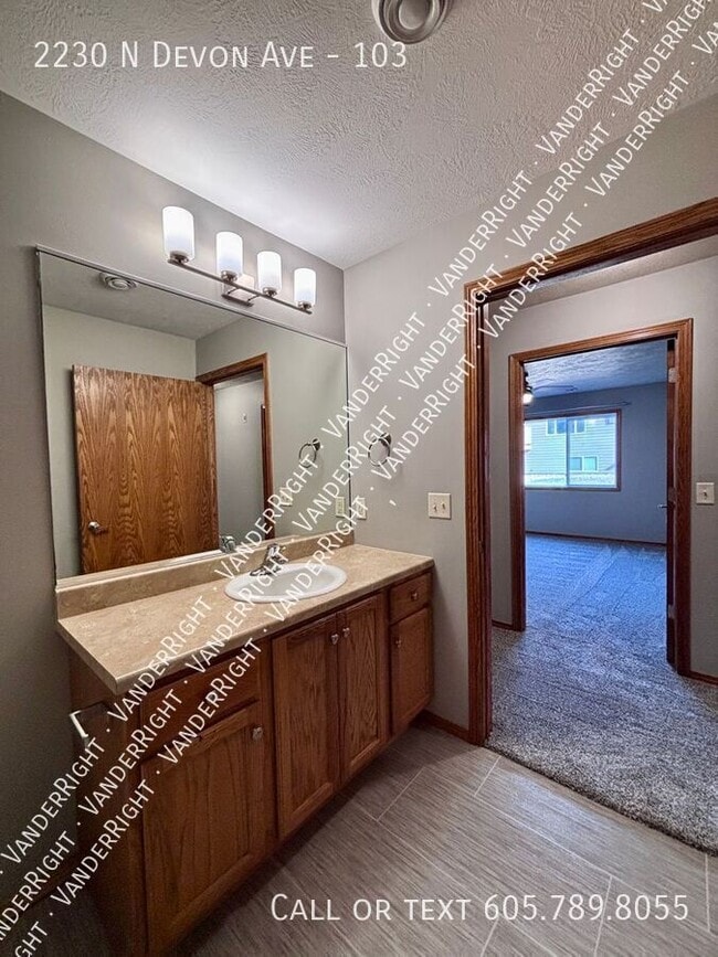 Building Photo - 2230 Devon Ave