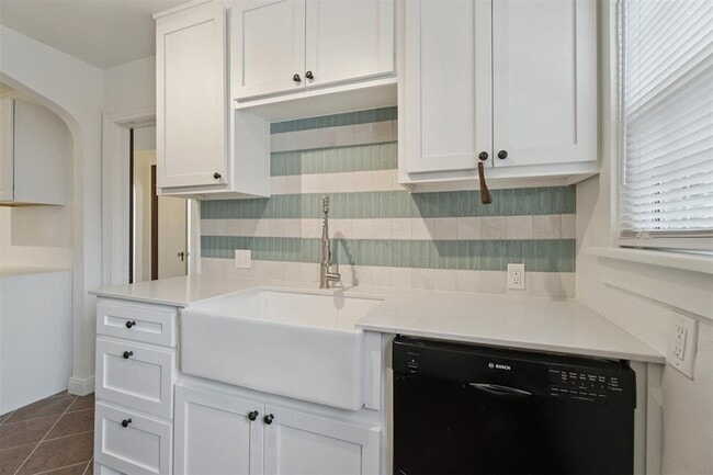 Building Photo - 1905 N Brauer Ave