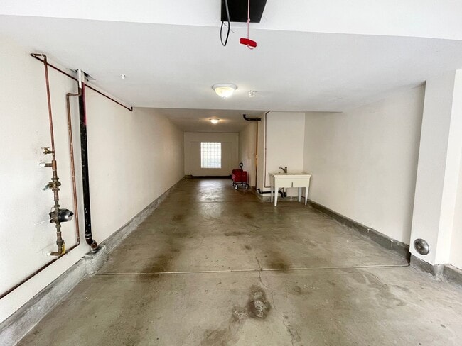 Building Photo - Stunning 2 Bedroom/2.5 Bath Furnished Town...