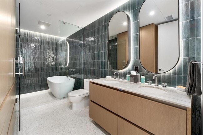 Building Photo - 610 Davis St