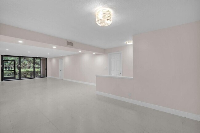 Building Photo - 250 E Royal Palm Rd