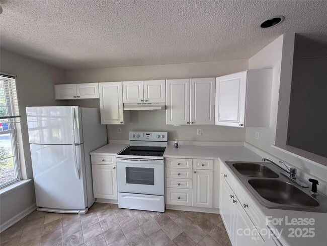 Building Photo - 609 Mountainwater Dr
