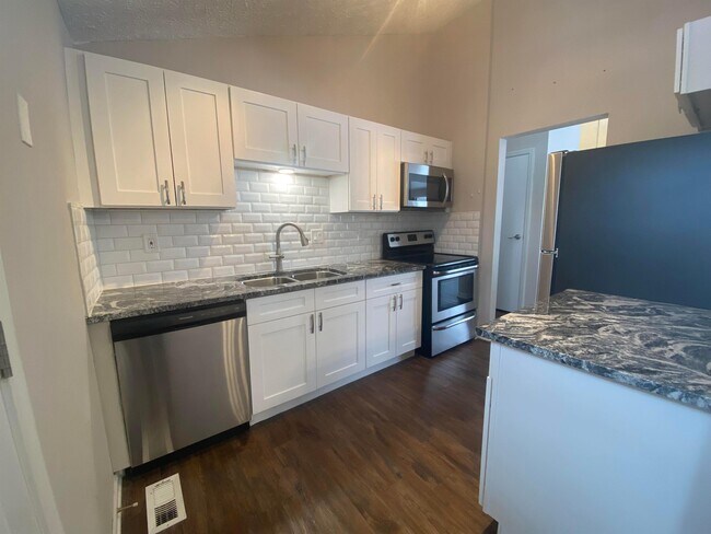 Building Photo - 5970 Almina Dr