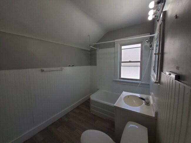 Building Photo - 2 bedroom house in Davenport