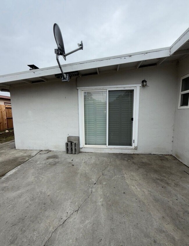 Building Photo - Beautifully Updated 3 Bed, 2 Bath House