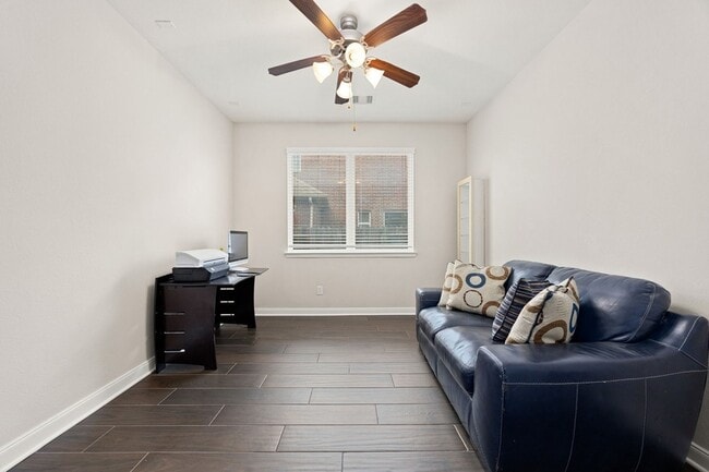 Building Photo - 25819 Oakwood Knoll Dr