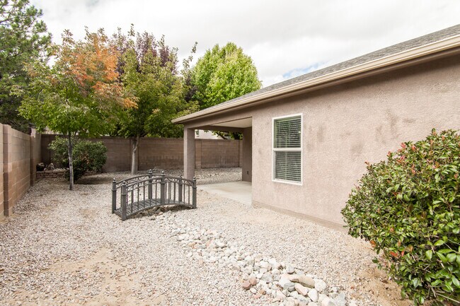 Building Photo - 9005 Rio Galisteo Pl NW