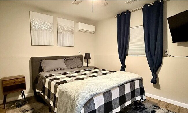 Building Photo - 2Bed / 1 Bath Upper unit w/Fireplace + W/D, water & trash included